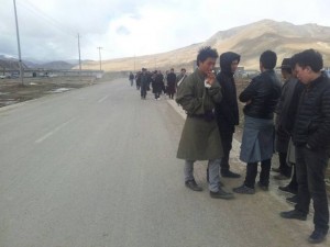 Local Tibetans make their way to join the protest at Shagchu Township in Diru County