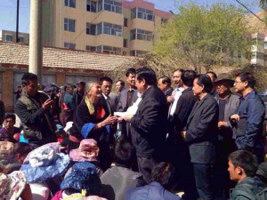 Tibetan 'substitute teachers' petition local government authorities on 30 April 2014. (Photo: Tibet Times)