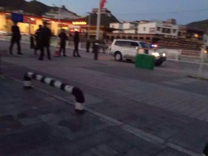 Chinese security forces blocking all roads leading to the site of self-immolation