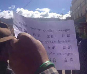 A protest leaflet bearing the slogans in Tibetan and Chinese